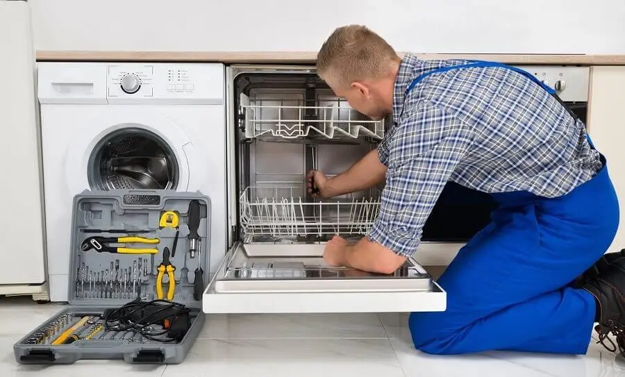 Akçakoca Whirlpool servisi teknisyen ekibi beyaz eşya tamiri yaparken